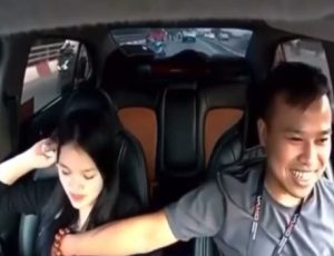 Cô gái xinh đẹp được anh tài xế bóp vú