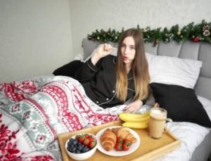Chị kế búi con cu to dài của cậu em mới lớn