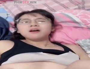 Em gái xinh kính cận địt siêu giỏi