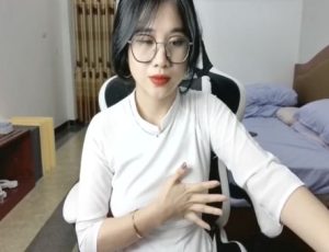 Anna Gấu lần đầu thủ dâm trên mạng để kiếm tiề mưu sinh